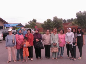 Sebagian Keluarga Ontelis Konde yang ikut Piknik akhir tahun di Lembang